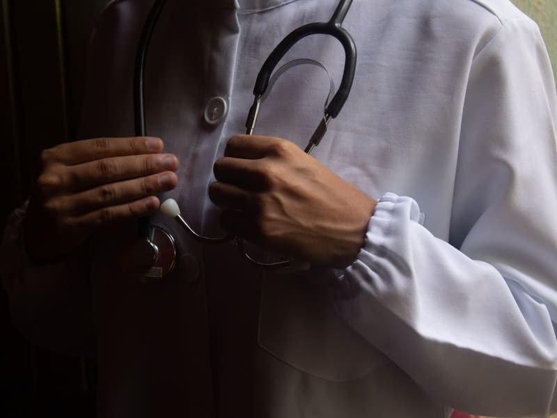 Избегайте любого контакта с инфицированным человеком избегайте любого контакта с инфицированным человеком